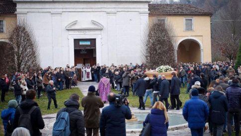 Brescia, folla ai funerali di Giovanna Lazzari e della figlia che portava in grembo