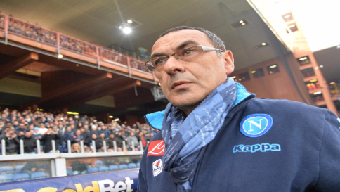 Napoli, Sarri con la sciarpa di Mancini: "Promessa mantenuta"