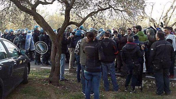 Lecce, ripresi lavori in cantiere Tap: tensioni per cordone polizia