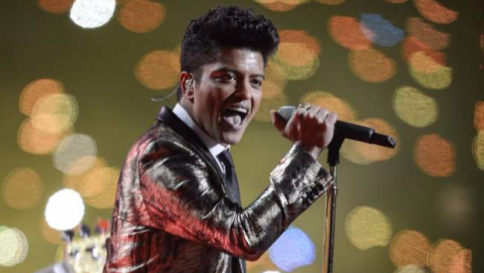 Bruno Mars, anche la pop star protagonista sul palco del Super Bowl