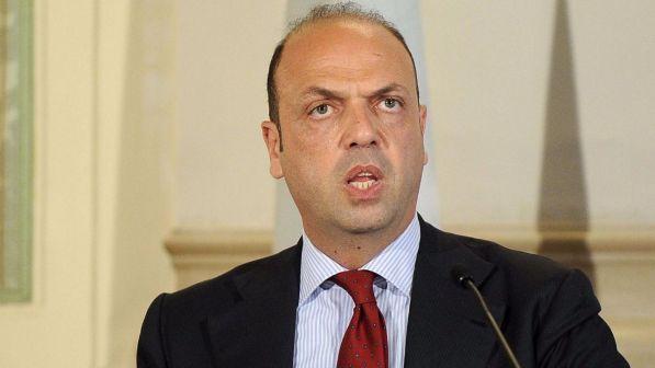 Migranti, Alfano: "Nessun profugo precederà gli italiani nei diritti"