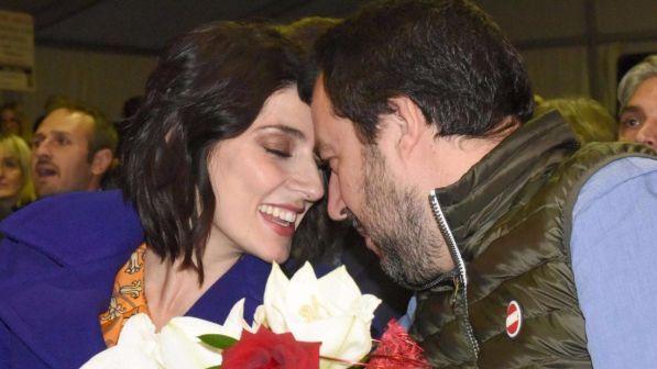 Matteo Salvini ed Elisa Isoardi, baci intensi alla Fiera del porro