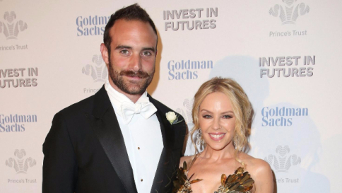 Kylie Minogue, la pop star si fidanza ufficialmente con l'attore Joshua Sasse