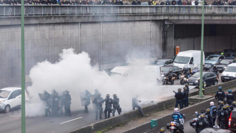 Sciopero dei taxi paralizza Parigi, guerriglia con lancio di pietre e incendi: 20 fermi