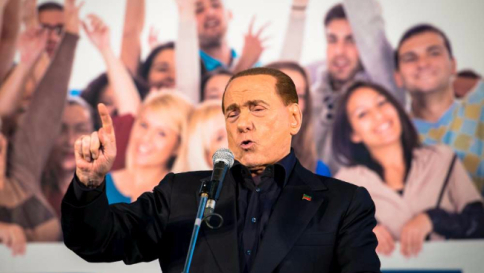 Berlusconi: se scendo in campo le cose cambiano. E apre ad adozioni gay
