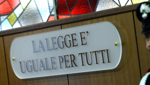 Bologna,sale negli occhi e botte perché troppo occidentale: 14enne denuncia