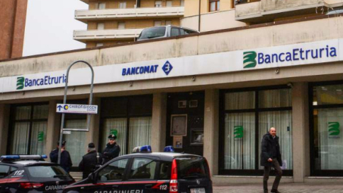 Perugia, bomba rudimentale a una filiale di Banca Etruria: disinnescata