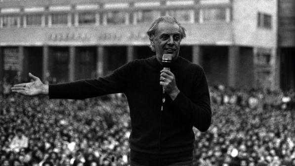 Addio a Dario Fo, dal teatro politico al Nobel per la Letteratura: il giullare dei nostri tempi