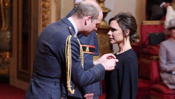 Victoria Beckham riceve l'Obe dal principe William