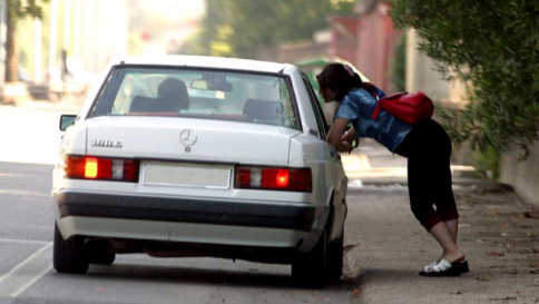 Faceva prostituire la figlia e la nipote: nonna mostro giocava i soldi al Bingo