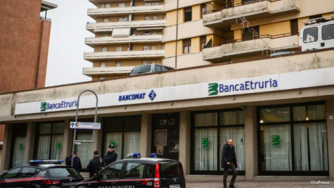 Laurea a chi ha la terza elementare, questionari taroccati da Banca Etruria