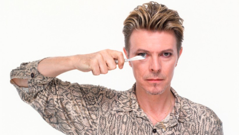 David Bowie, per i suoi 69 anni il Duca Bianco si regala una stella nera