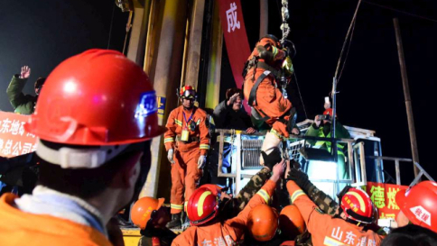 Cina, crolla una miniera di gesso: quattro operai tratti in salvo dopo 36 giorni