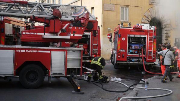 Vasto incendio divampato nel quartiere Scampia a Napoli