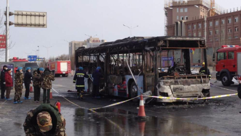 Cina, in fiamme un autobus: 14 morti Ricercato il presunto piromane