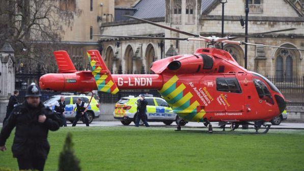 Londra sotto attacco: tre morti e venti feriti, ucciso l'attentatore