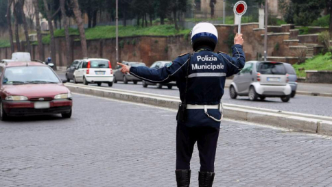 Eboli, fanno multe ai politici che non pagano il parcheggio: vigili puniti