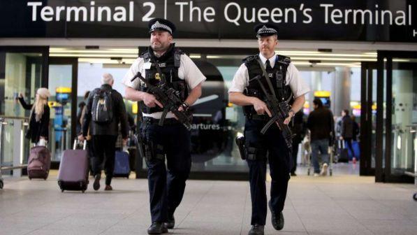 Gb, donna arrestata all'aeroporto di Heathrow: "Preparava attacco"