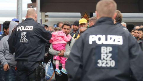 L'Europa scricchiola,l'Austria sospende Schengen per fermare i migranti