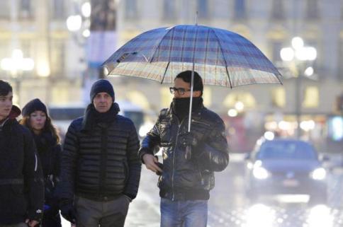 Meteo: fiocchi di neve al Nord, maltempo e venti forti al Centrosud