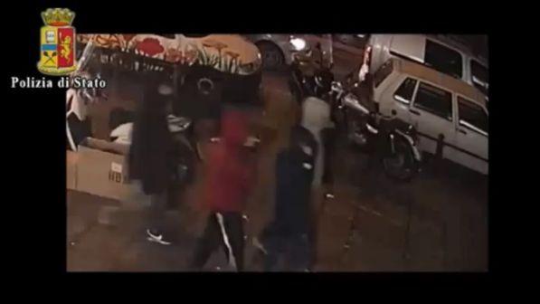 Napoli, 15enne pestato da branco di giovanissimi: lesioni alla milza