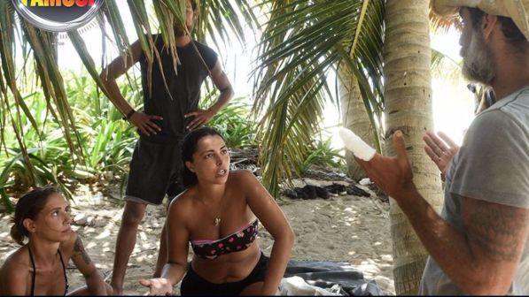 "Isola dei famosi": Malena e Nancy si "scannano" con Simone e Raz