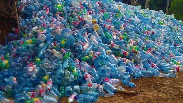 Creato un enzima artificiale che divora la plastica | I ricercatori: "Tutto è nato da un errore di laboratorio"