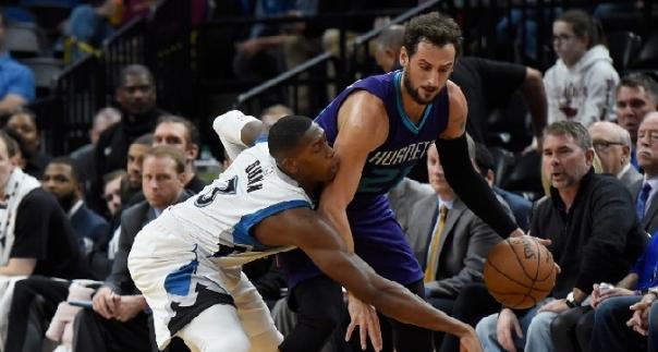 Basket, Nba: Belinelli si inchina agli Spurs, Gallinari dà forfait