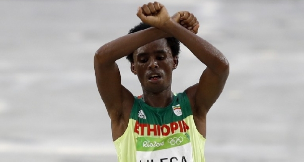 Rio 2016, Lilesa e il gesto delle manette:"Se torno in Etiopia mi uccidono"