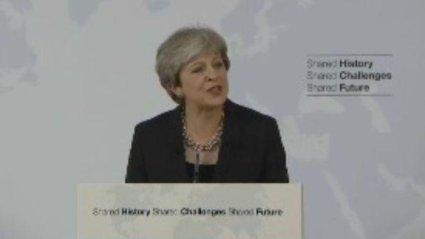 Brexit, lettera May a cittadini Ue: rimanete e vi tuteleremo