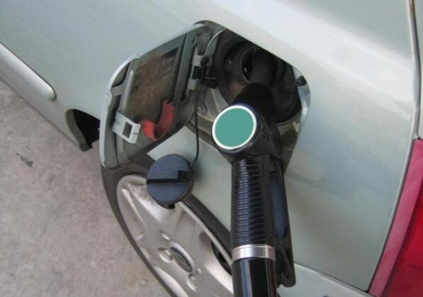 Il prezzo del petrolio diminuisce molto, quello della benzina poco: perché?