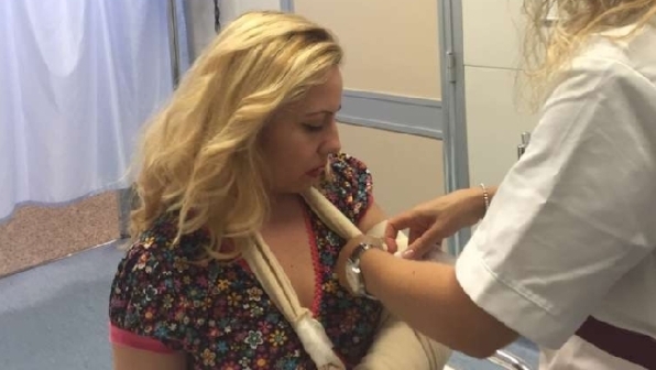 Lisa Fusco, incidente in tv: dopo la "spaccata" si rompe un gomito