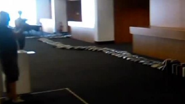 A Bolzano è record mondiale di domino di libri: 6.631 volumi