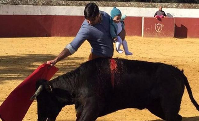 Spagna, torero con figlia neonata in braccio alla corrida: è polemica