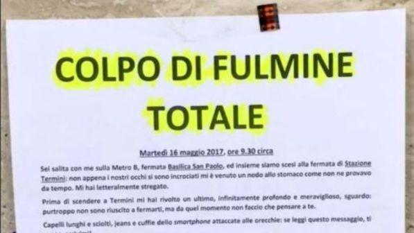Roma, colpo di fulmine in metropolitana: riempie la città di cartelli