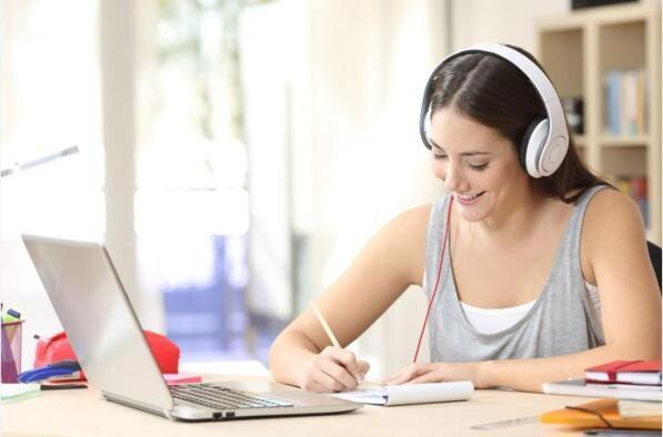 In Italia crescono le iscrizioni alle università telematiche: Pegaso in testa