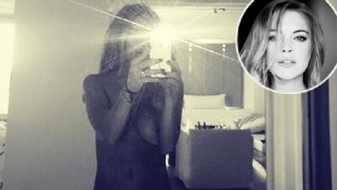 Lindsay Lohan provoca sul web: topless allo specchio in slip di pizzo