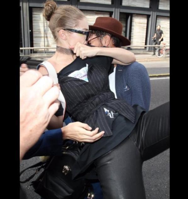 Sfilate milanesi con imprevisto per Gigi Hadid: sollevata di peso da un fan, la top model passa alle maniere forti
