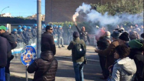 Roma, scontri durante sgombero casa occupata: fermati alcuni attivisti