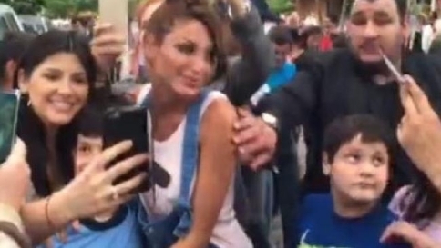 Vuole salutare il Papa, la modella però è troppo sexy: fermata dalle guardie