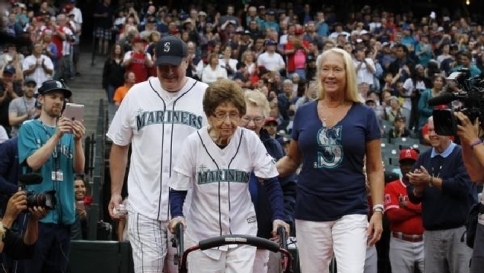 Baseball, a Seattle la lanciatrice più vecchia del mondo: sul diamante a 108 anni