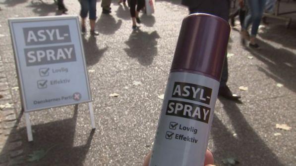 Migranti, destra danese offre "spray anti-immigrati": è polemica