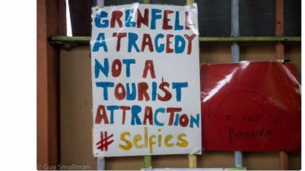 Grenfell Tower, l'appello dei residenti: "Basta selfie, non è un'attrazione turistica"