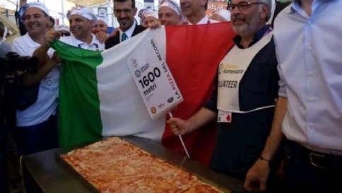Expo, l'Italia si aggiudica il record della pizza più lunga del mondo: 1.595 metri