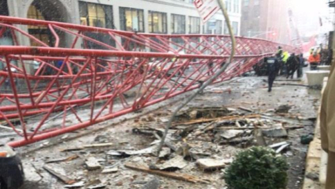 New York, crolla gru tra Wall Street e Ground Zero: un morto e diversi feriti
