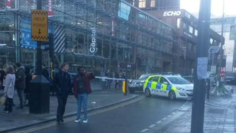 Si barrica in un ufficio e minaccia di far esplodere bomba: arrestato a Liverpool