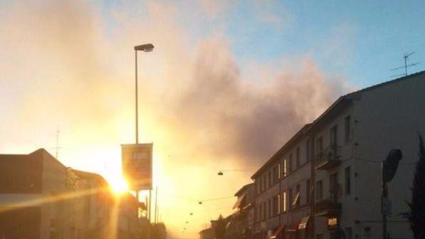 Nube da azienda chimica a Prato, Comune: tenete finestre chiuse