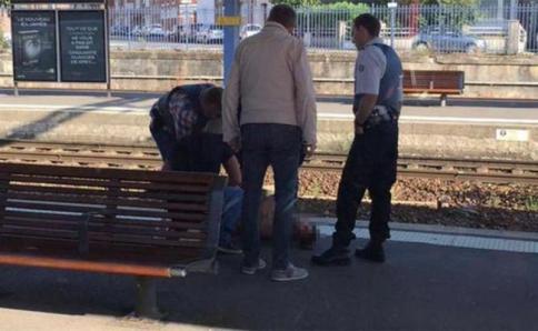 Francia, spari in treno: 3 feritiCazeneuve: "Evitata una tragedia"
