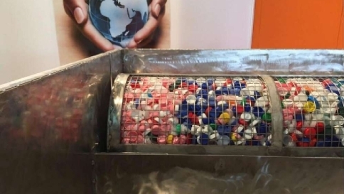 Smart Caps, depurare l'acqua con i tappi di plastica riciclati: in Trentino si può