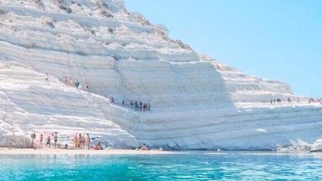 Agrigento, la "Scala dei Turchi" da bianca è diventata rossa - Tgcom24 - TGCOM